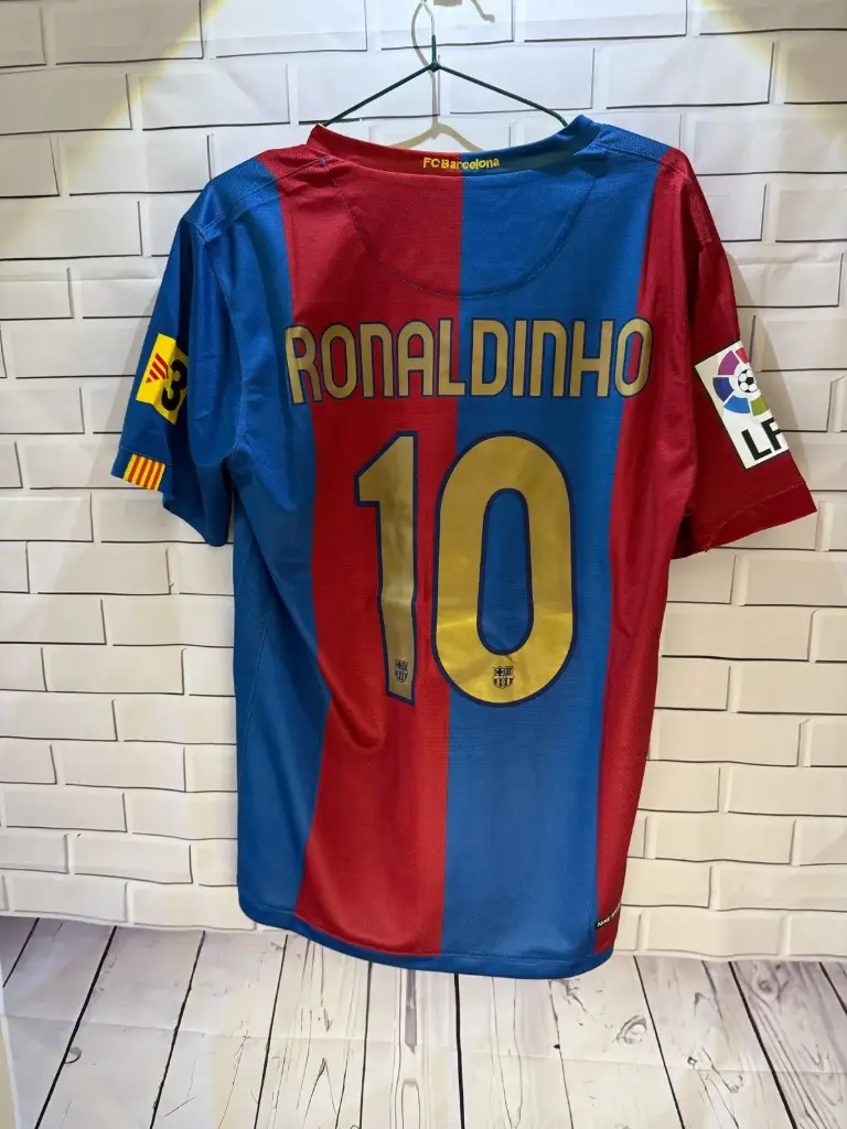 FC Barcelona 2006 (Ronaldinho) Retro Kit   (M)