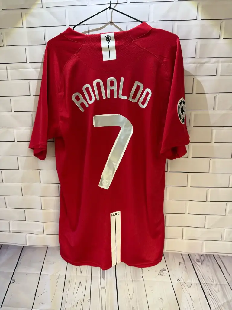 Manchester United 2008 (Ronaldo) Retro Kit   (M)